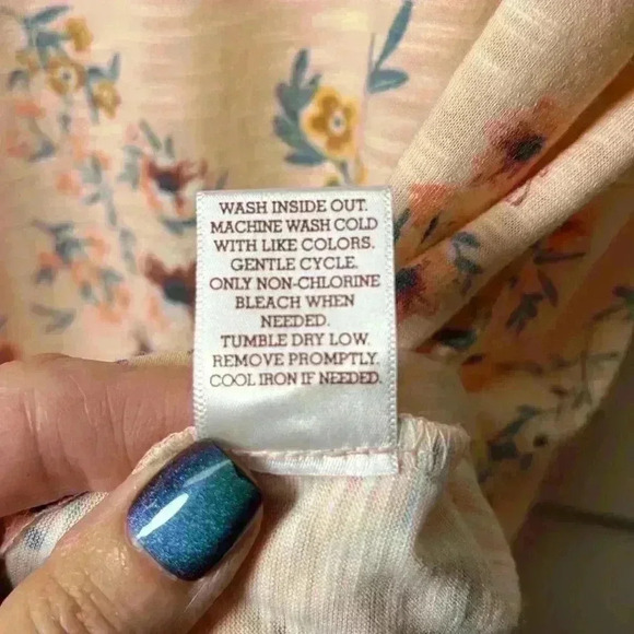 SO Floral Short Sleeve V-Neck Cold Shoulder Tee Size XS Peach - Picture 6 of 8